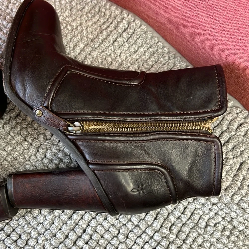 FRYE SYLVIA‎ PIPPING BOOTIE